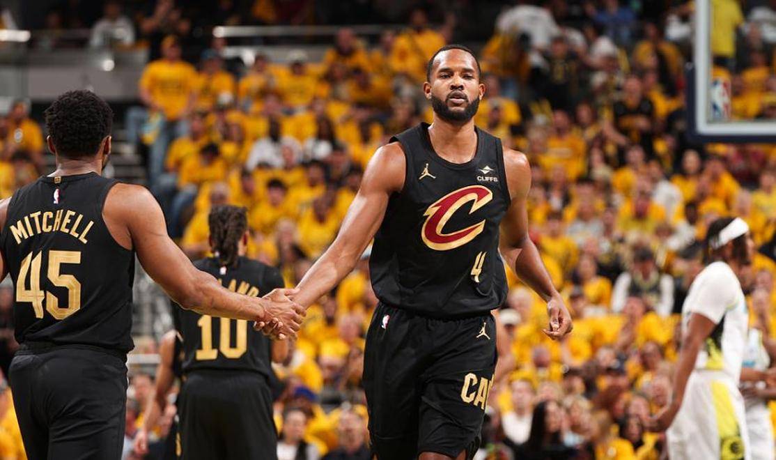 南宫NG28-米切尔险胜掀起高潮，三连败关键表现点燃全场！